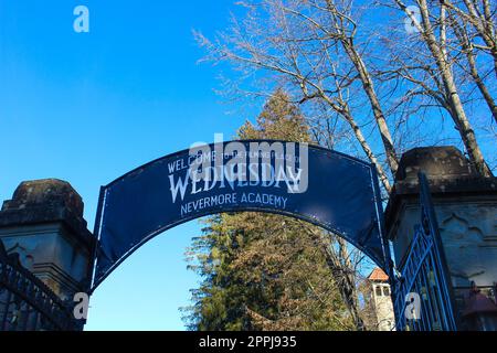 Busteni, Romania - 30 dicembre 2022: Il cartello di benvenuto al Castello Cantacuzino o all'Accademia Nevermore Foto Stock