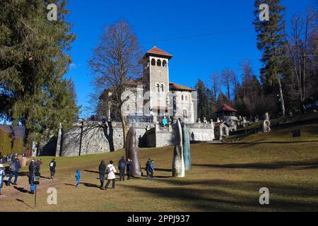 Busteni, Romania - 30 dicembre 2022: Il popolo vicino al Castello di Cantacuzino o all'Accademia di Nevermore Foto Stock