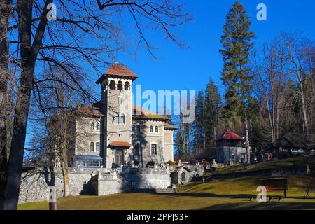 Busteni, Romania - 30 dicembre 2022: Il Castello Cantacuzino o Accademia Nevermore Foto Stock