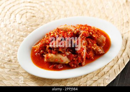 Tumis Cumi Asin, Sambal Cumi o Squid salato speziato, menu indonesiano giornaliero piatto tradizionale Foto Stock