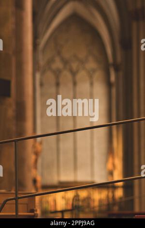 Dettaglio verticale di torce e ringhiere nella Cattedrale di Colonia a Colonia, Germania Foto Stock