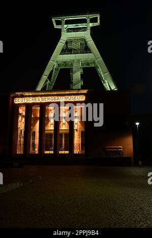 Ingresso al Museo minerario tedesco di Bochum con un'antica torre tortuosa sullo sfondo Foto Stock