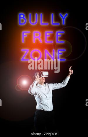 Didascalia di testo che presenta Bully Free zone. Approccio aziendale essere rispettosi di altri bullismo non è consentito qui Foto Stock