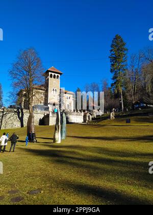 Busteni, Romania - 30 dicembre 2022: Il popolo vicino al Castello di Cantacuzino o all'Accademia di Nevermore Foto Stock