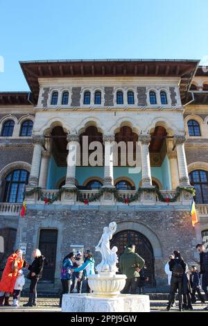 Busteni, Romania - 30 dicembre 2022: Il popolo vicino al Castello di Cantacuzino o all'Accademia di Nevermore Foto Stock