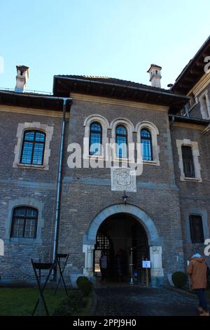 Busteni, Romania - 30 dicembre 2022: Il popolo vicino al Castello di Cantacuzino o all'Accademia di Nevermore Foto Stock