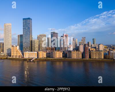 I grattacieli di Canary Wharf a Londra sull'isola di Dogs - vista panoramica - LONDRA, Regno Unito - 20 DICEMBRE 2022 Foto Stock