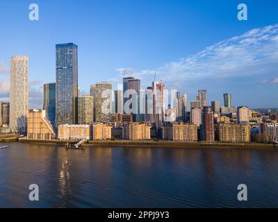 I grattacieli di Canary Wharf a Londra sull'isola di Dogs - vista panoramica - LONDRA, Regno Unito - 20 DICEMBRE 2022 Foto Stock