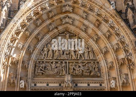 Bassorilievo su St. Vitus al castello di Praga Foto Stock