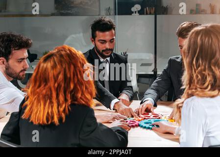 Il team aziendale collega pezzi di puzzle come un lavoro di squadra e partner Foto Stock