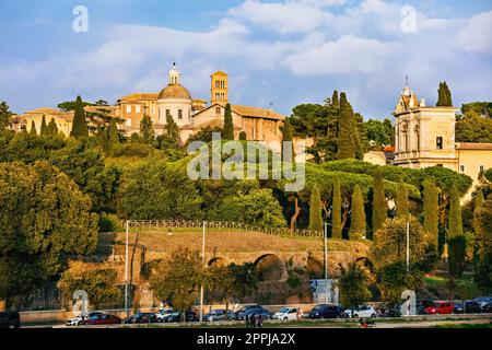 Il Colle Cealiano con la Basilica dei Santi Giovanni e Paolo e la Chiesa di San Gregorio Magno al Celio a Roma. Foto Stock