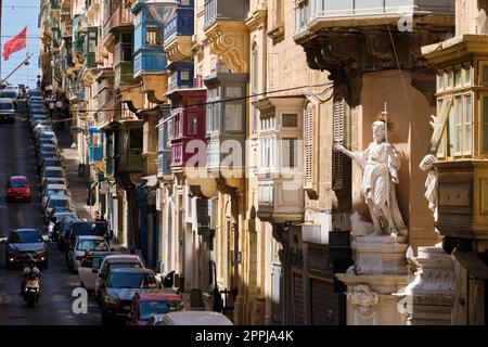 St Paul’s Street è una delle strade più autentiche della stretta griglia di la Valletta, Malta Foto Stock