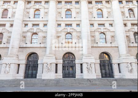 Milano, Italia - circa Marzo 2022: Palazzo del mercato azionario - Borsa di Milano, centro finanziario e commerciale italiano. Foto Stock