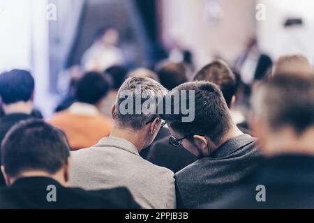 Tavola rotonda in occasione di una conferenza aziendale e di una presentazione. Pubblico nella sala conferenze. Simposio imprese e imprenditorialità Foto Stock