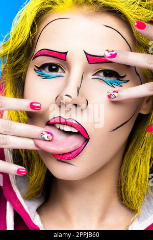 Foto di sorpresa giovane donna con professional fumetto pop art make-up e progettazione manicure. Creative stile di bellezza. Foto Stock