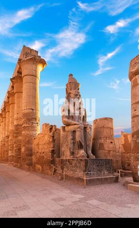 Statua seduta di Ramesse II dal primo pilone del Tempio di Luxor, Egitto Foto Stock