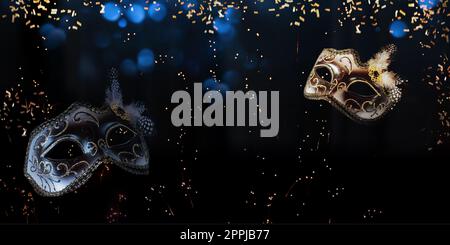 Carnevale marrone maschera nera su sfondo di seta Foto stock - Alamy