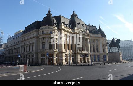 Bucarest, Romania - 31 dicembre 2022: Biblioteca dell'Università centrale con monumento equestre a re Carlo i Foto Stock