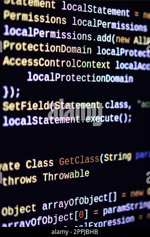 Macro shot della riga di comando sul monitor del computer dell'ufficio. Il concetto del lavoro del programmatore. Flusso della linea delle informazioni Foto Stock