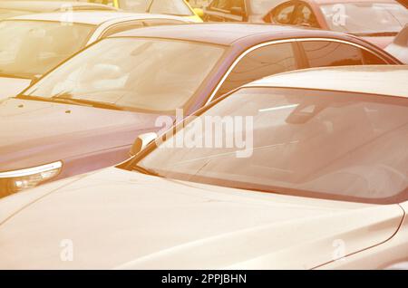 Tetti di diverse automobili. Molte auto si trovano nelle vicinanze all'ora di punta Foto Stock
