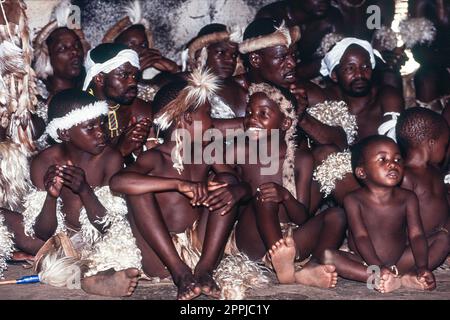 Zulu persone al Zulu Shakaland Village, Valle Nkwalini, Kwazulu Natal, Sud Africa. Foto Stock