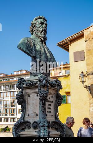 Benvenuto Chellini monumento in bronzo al Ponte Vecchio di Firenze. Foto Stock