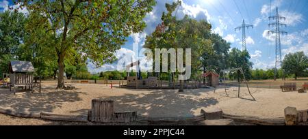 Vista panoramica del parco giochi con varie strutture per arrampicata e gioco e sandbox Foto Stock