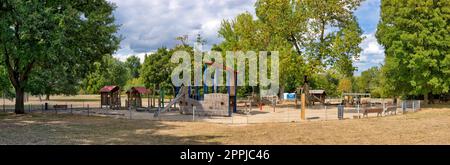 Vista panoramica del parco giochi con varie strutture per arrampicata e gioco e sandbox Foto Stock
