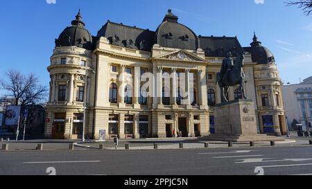 Bucarest, Romania - 31 dicembre 2022: Biblioteca dell'Università centrale con monumento equestre a re Carlo i Foto Stock