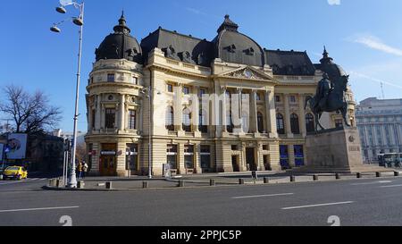 Bucarest, Romania - 31 dicembre 2022: Biblioteca dell'Università centrale con monumento equestre a re Carlo i Foto Stock