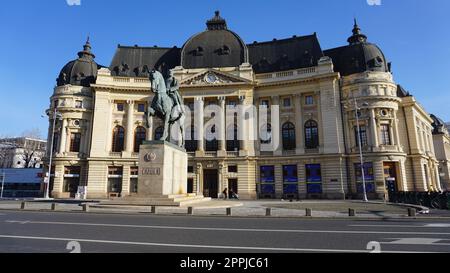 Bucarest, Romania - 31 dicembre 2022: Biblioteca dell'Università centrale con monumento equestre a re Carlo i Foto Stock