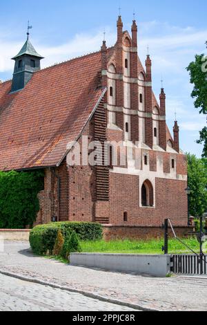 Gothic St Chiesa di Lawrence accanto al castello di Malbork del XIII secolo, fortezza teutonica medievale sul fiume Nogat, Malbork, Polonia Foto Stock