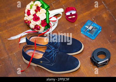 Set di sposo abiti. Gli anelli di nozze, scarpe, Gemelli e il filtro bow tie Foto Stock