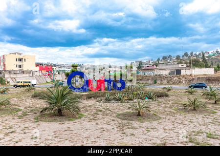 Quito, Ecuador - 26 settembre 2022: Le lettere quito prima di entrare in città Foto Stock