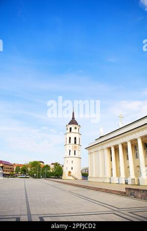 Vista del campanile e la cattedrale della Basilica di San Stanislao e San Vladislav. Vilnius, Lituania Foto Stock