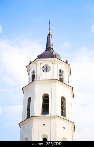 Bellissimo cielo sopra la città di Vilnius-Vista del Campanile Foto Stock