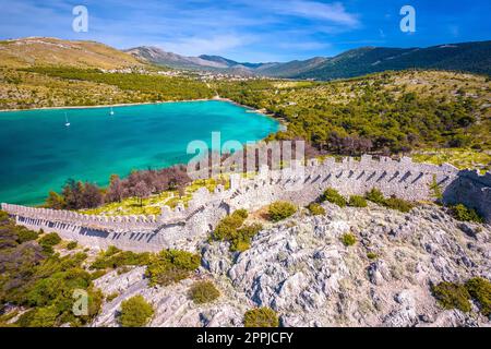 Ostrica storica difesa rovine muro in Grebastica baia vista aerea Foto Stock