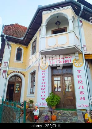 Bran, Brasov, Romania - 1 gennaio 2023: Facciata di una casa residenziale. Pensione in una località di montagna. Bran, Romania Foto Stock