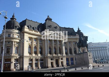 Bucarest, Romania - 31 dicembre 2022: Biblioteca dell'Università centrale con monumento equestre a re Carlo i Foto Stock