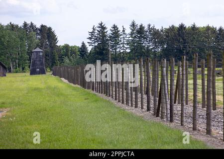 Campo di concentramento e sterminio di Majdanek (Konzentrationslager Lublin), vista della recinzione in filo spinato e della torre di guardia, Majdanek Lublin Polonia Foto Stock