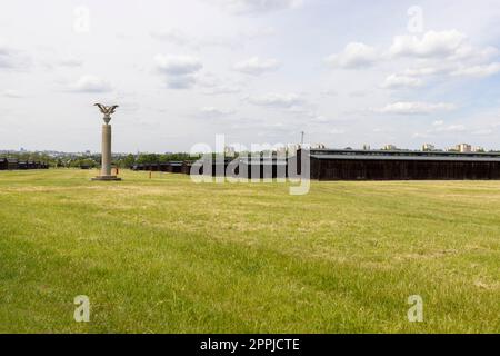 Campo di concentramento e sterminio di Majdanek, vista della caserma e della colonna delle tre Aquile, Majdanek Lublino Polonia Foto Stock