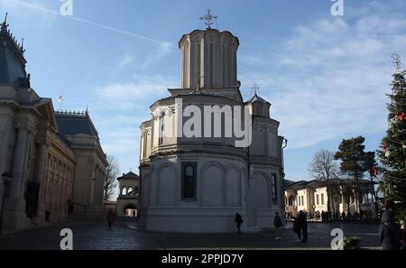 Bucarest, Romania - 31 dicembre 2022: Cattedrale patriarcale dei santi Costantino ed Elena e Palazzo del Patriarcato. Foto Stock