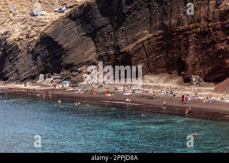 La famosa spiaggia rossa sulla costa meridionale dell'isola di Santorini, Cicladi, Mar Egeo. Foto Stock