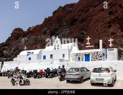 Chiesa greca costruita nella montagna situata vicino alla famosa Spiaggia Rossa di Akrotiri. Isola di Santorini, Grecia Foto Stock