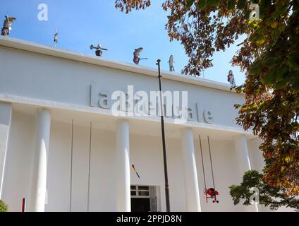 La facciata del Padiglione centrale della Biennale si trova a Giardini a Venezia. Italia Foto Stock