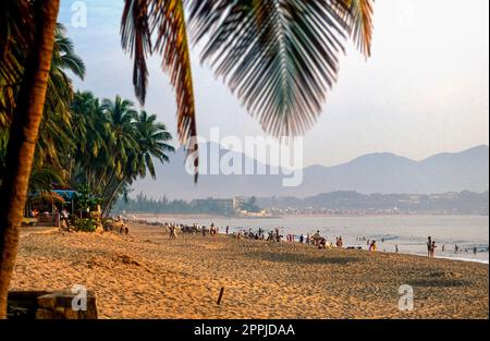 Diapositiva scansionata di una storica fotografia a colori dei bagnanti presso la cosiddetta "China Beach" di Danang, una città sul Mar Cinese nel Vietnam centrale. Questo fu il primo sito di sbarco degli Stati Uniti nella guerra del Vietnam Foto Stock