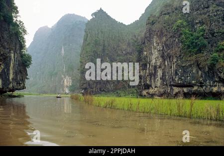 Diapositiva scansionata di una fotografia storica a colori di risaie allagate nella cosiddetta "Baia di ha Long a secco" nel nord del Vietnam Foto Stock