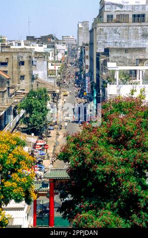 Diapositiva scansionata di fotografia storica a colori di slum nel quartiere vecchio di Saigon, ho Chi Ming City, Vietnam del Sud Foto Stock