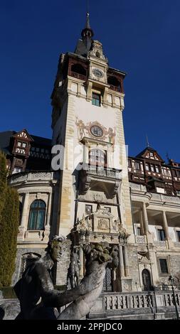 Sinaia, Romania - 31 dicembre 2022: Castello di Peles Sinaia nella stagione invernale, Transilvania, Romania Foto Stock