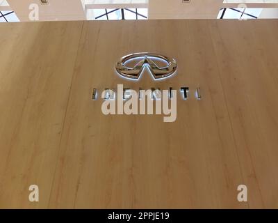 Firma del concessionario con il logo della casa automobilistica Infinity ad Aventura Mall, Florida. Infiniti è la divisione veicoli di lusso della casa automobilistica giapponese Nissan Foto Stock